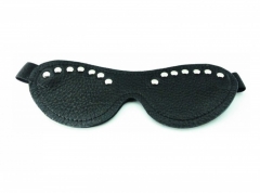 Кожаная черная маска с клепками