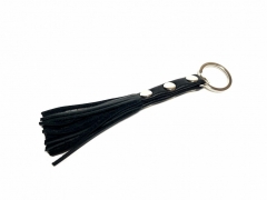 Брелок в виде кожаной плетки
